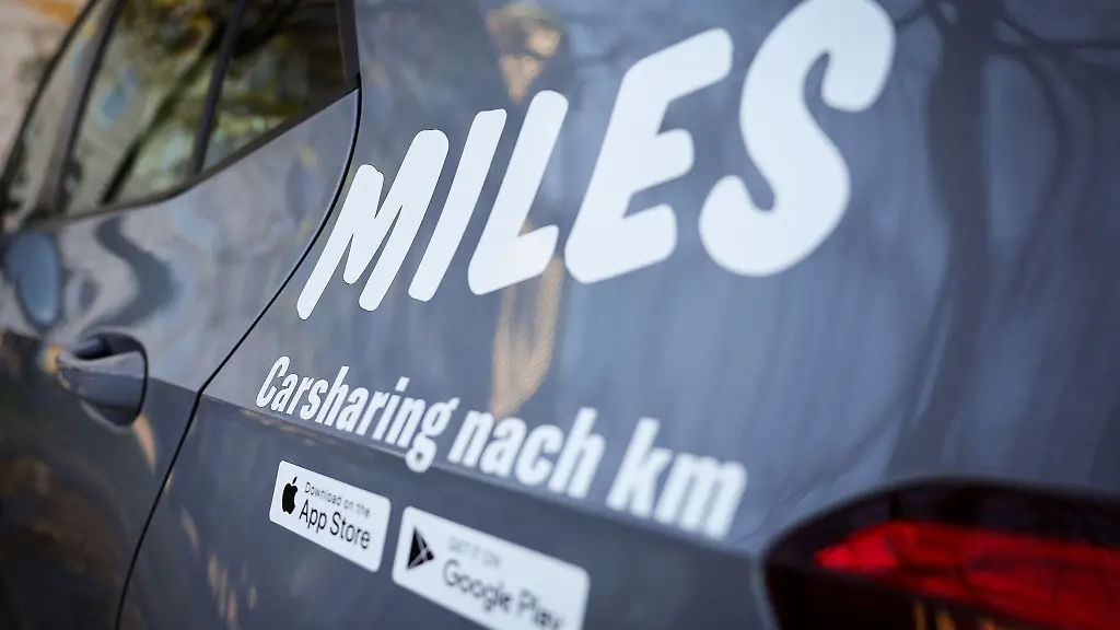 Ein-Fahrzeug-des-Carsharing-Anbieters-Miles-steht-an-einer-Strasse