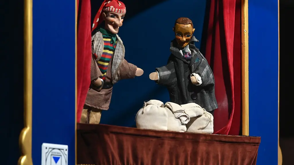 Kasper-wird-von-einem-Banker-uebers-Ohr-gehauen