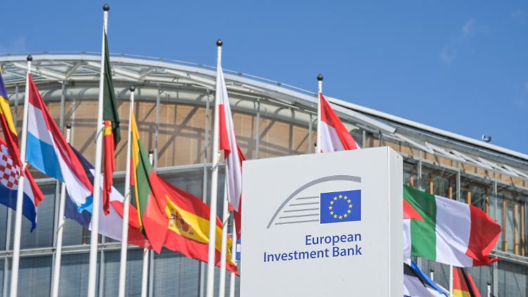 Die EIB ist nach eigenen Angaben die weltgrößte Förderbank und als EU-Institution für langfristige Finanzierungen zuständig. 