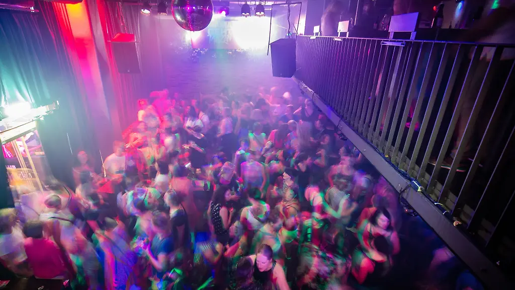 Zahlreiche-Frauen-geniessen-den-Abend-und-tanzen-beim-Debuet-der-Party-Reihe-Mama-geht-tanzen