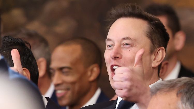 Teslas Elektroauto-Geschäft läuft mäßig. Die mauen Quartalszahlen kaschiert Firmenchef Elon Musk gewohnt gekonnt mit großen Versprechen für die Zukunft.