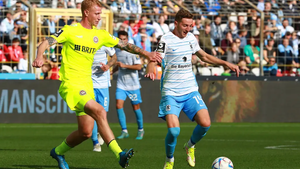 Meris-Skenderovic-r-kaempft-mit-Bjarke-Jacobsen-von-Wehen-Wiesbaden-um-den-Ball