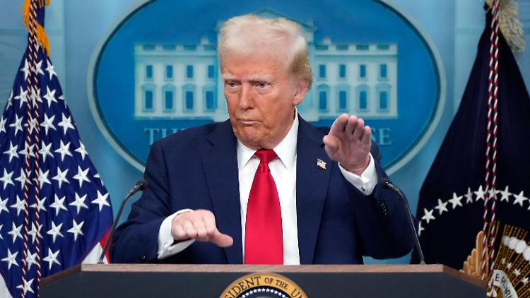 Die Anforderungen für Einstellungen bei der Flugsicherheit seien unter Obama und Biden viel geringer gewesen, behauptet Trump. Belege liefert er keine. 