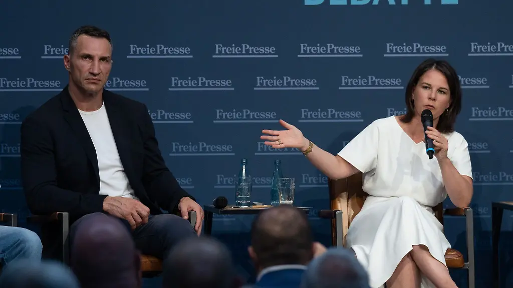 Annalena-Baerbock-Buendnis-90-Die-Gruenen-Bundesministerin-des-Auswaertigen-und-Wladimir-Klitschko