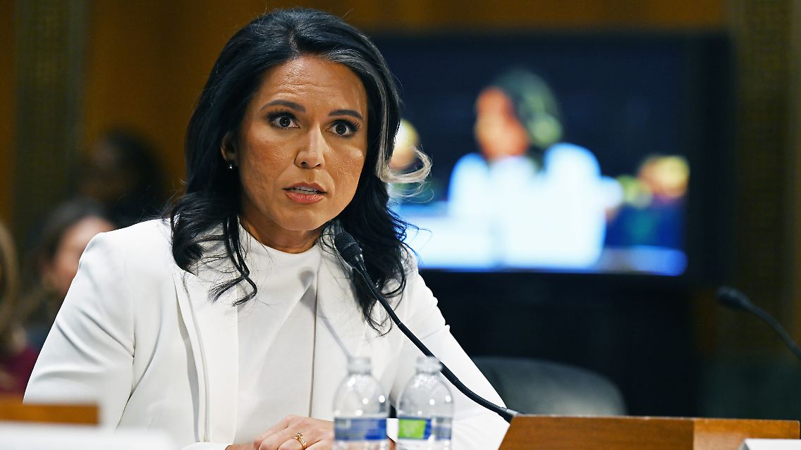 Tulsi Gabbard sagt während einer Anhörung des Geheimdienstausschusses des Senats zu ihrer Nominierung als Direktorin des Nationalen Geheimdienstes aus.