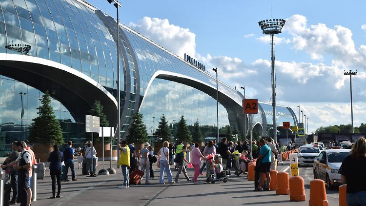 Die Empfangshalle des Moskauer Flughafens Domodedowo.