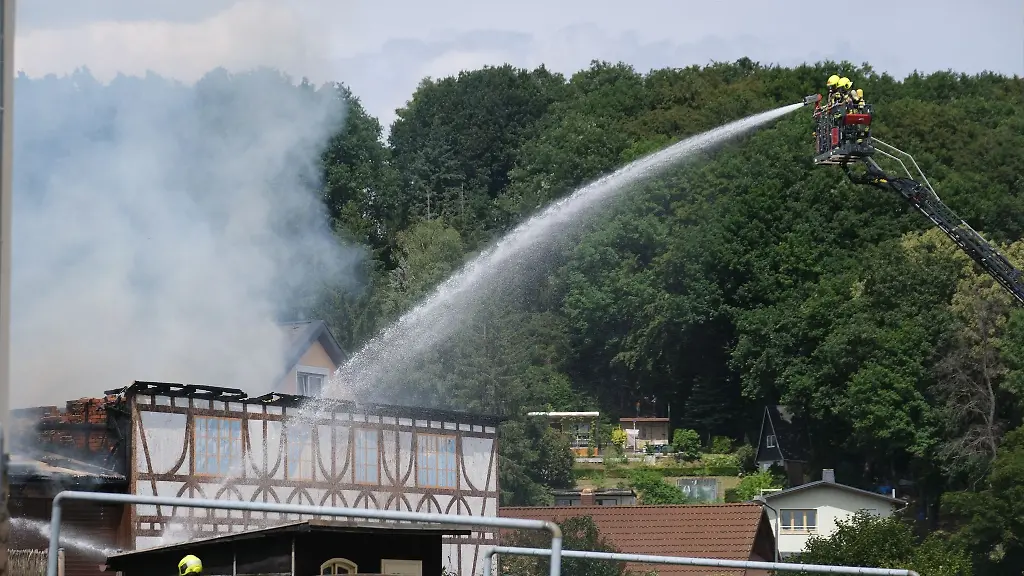 Feuerwehrleute-bekaempfen-einen-Brand-in-einer-Scheune-im-Ortsteil-Wuestenbrand