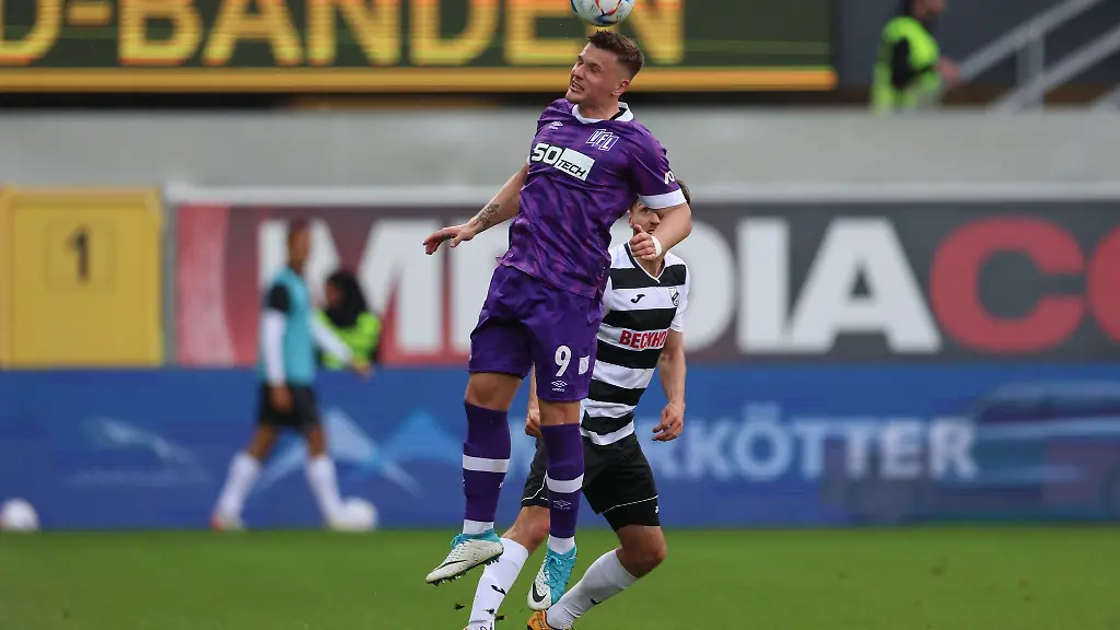 Erik-Engelhardt-vom-VfL-Osnabrueck-koepft-den-Ball-Der-Torjaeger-des-VfL-traf-beim-Testspiel-gegen-den-FC-Emmen-zweimal