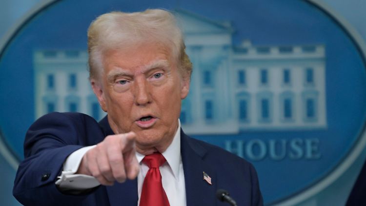 Unterschrieb in den ersten zehn Tagen seiner Amtszeit bereits 38 Verordnungen: US-Präsident Donald Trump.