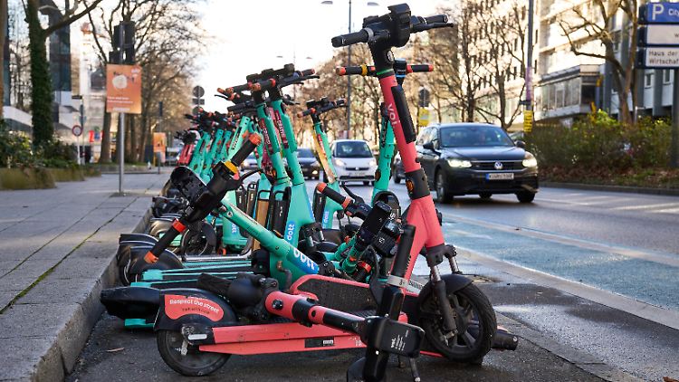In Deutschland gibt es mehr Unfälle mit E-Scootern - auch, weil immer mehr der elektrischen Tretroller unterwegs sind. Neue Zahlen zeigen, wie viele es gibt.