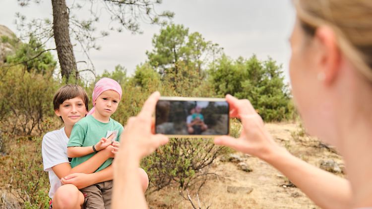 Etwa 8 von 10 Kindern überleben laut Krebsinformationsdienst eine Krebserkrankung länger als 15 Jahre, nachdem sie die Diagnose erhalten haben.