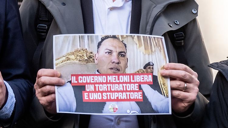 Italienische Oppositionspolitiker demonstrieren mit einem Foto des Foltergenerals.