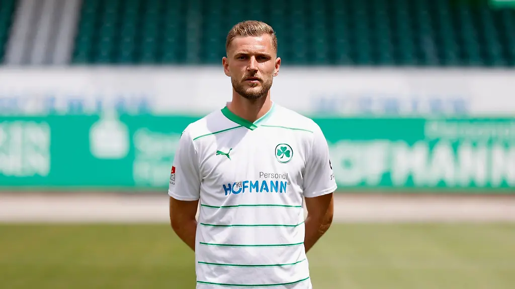 Fuerths-Dennis-Srbeny-beim-offiziellen-Fotoshooting