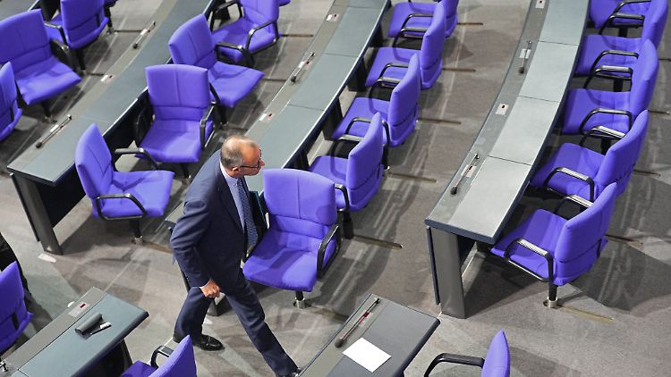Merz eilt am Mittwoch nach der Abstimmung über Anträge zur Verschärfung der Migrationspolitik durch den Plenarsaal des Bundestags.