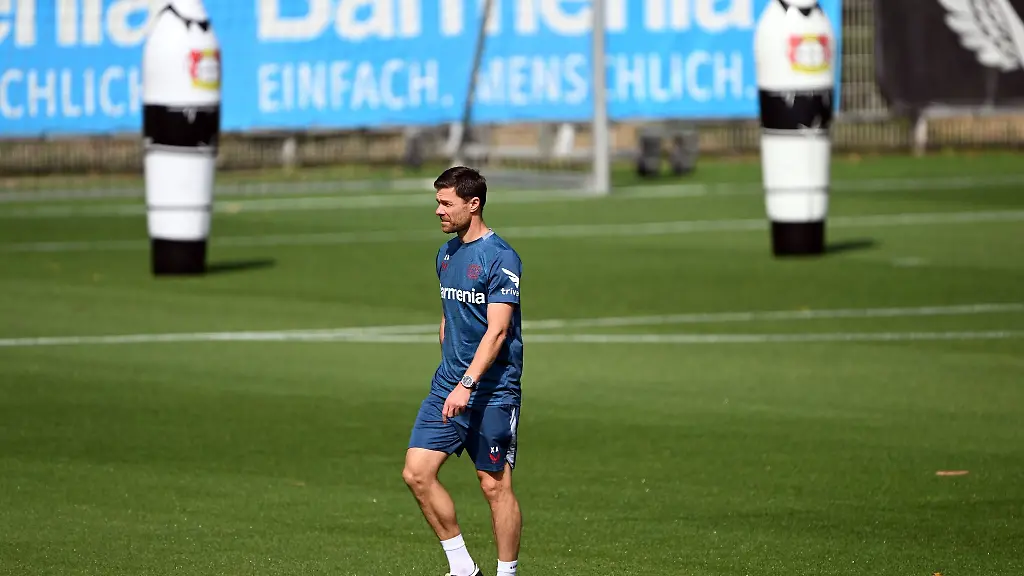 Leverkusens-Trainer-Xabier-Alonso-waehrend-des-Trainings