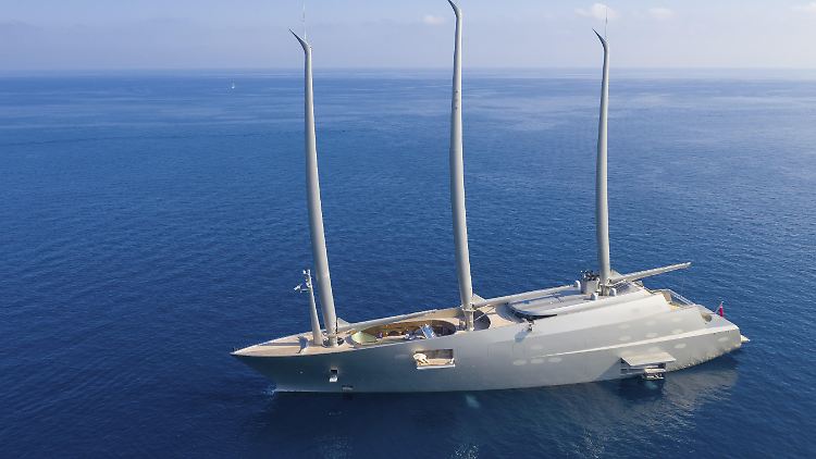Zu Nobiskrugs bekanntesten Neubauten der vergangenen Jahre zählt die Mega-Segeljacht "A" für den russischen Oligarchen Andrei Melnitschenko nach einem Entwurf von Designer Philippe Starck.