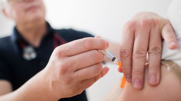 In Deutschland werden Kinder oftmals mit einem 6-fach-Kombinationsimpfstoff gegen Diphtherie, Tetanus (Wundstarrkrampf), Kinderlähmung (Polio), Keuchhusten (Pertussis), Haemophilus influenzae Typ b (Hib) und Hepatitis B immunisiert.