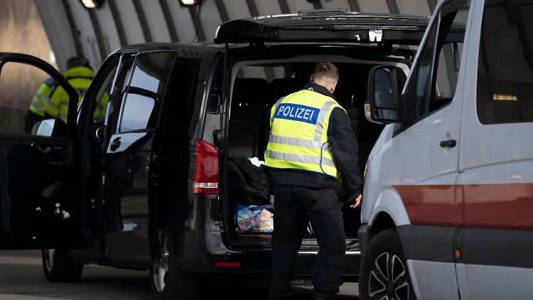 Die Bundespolizei in Sachsen kontrolliert Fahrzeuge nahe der deutsch-tschechischen Grenze.