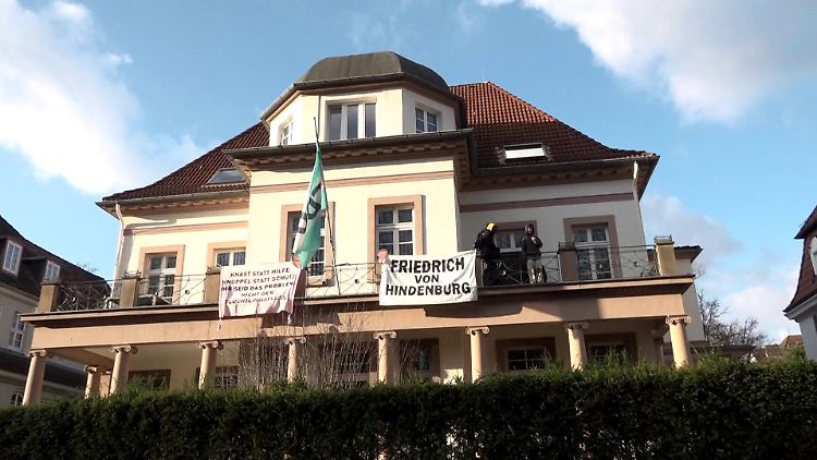 "Knast statt Hilfe, Knüppel statt Schutz" steht auf einem der Transparente. 