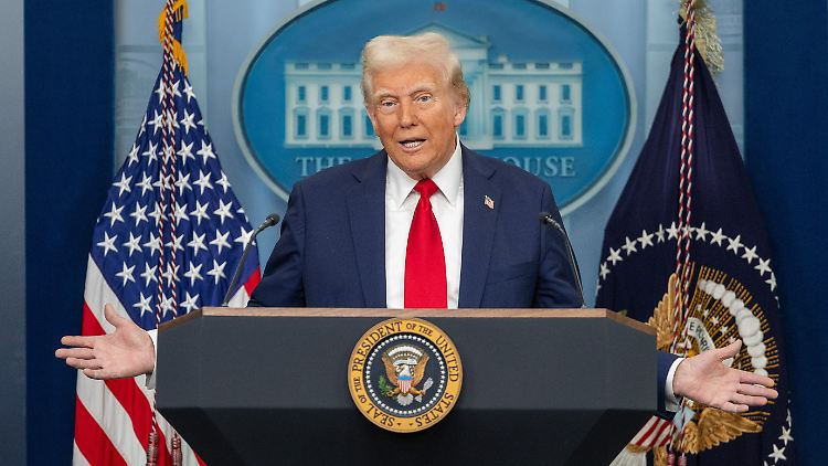"Das ist doch nicht allzu kompliziert zu verstehen, oder?", fragte Trump nach seinen Äußerungen zur Kollisionsursache. 