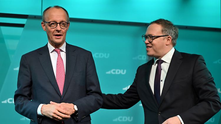 Lässt die Niederlage im Bundestag hinter sich: Merz mit Thüringens Ministerpräsident Voigt beim Wahlkampf in Erfurt. 