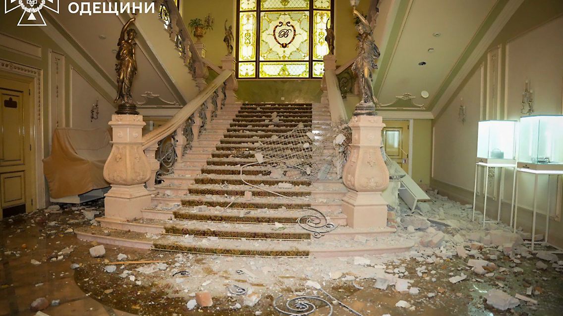 Die große Treppe im Bristol Hotel aus dem 19. Jahrhundert: Neben Inneneinrichtung wurde auch die Fassade des Hotels beschädigt.