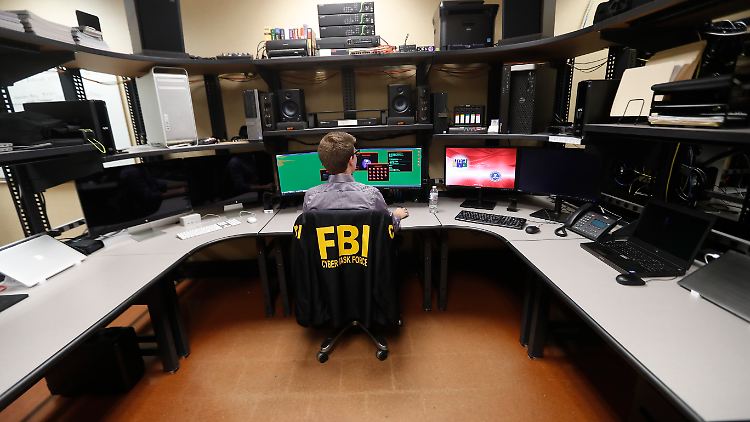Der Letzte macht das Licht aus: Ein FBI-Mitarbeiter in einer Außenstelle in New Orleans im Jahr 2018.