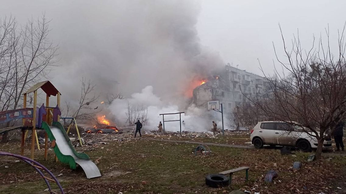 Das Foto zeigt laut Behördenangaben das getroffene Wohngebäude in der Stadt Poltawa.