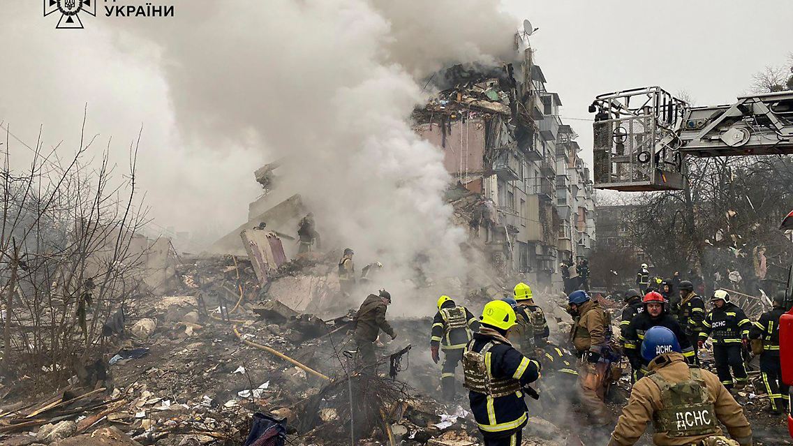 Vom Staatlichen Notdienst veröffentlichte Fotos zeigen, wie stark das Gebäude beschädigt wurde. Feuerwehrleute löschen einen Brand.