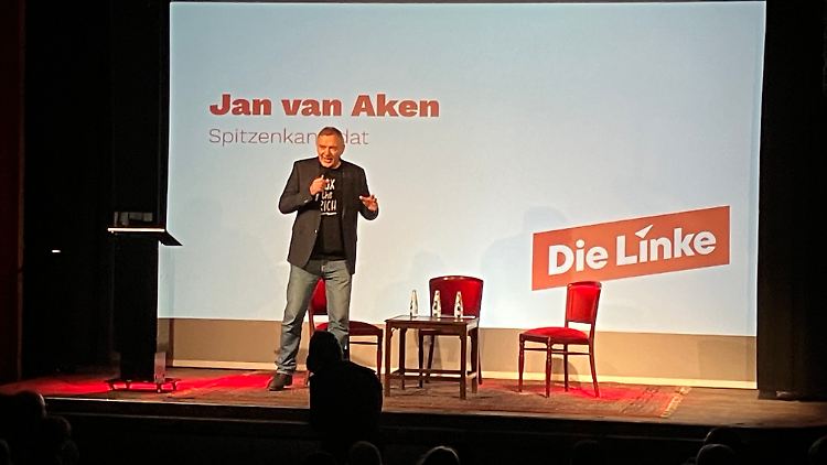 Die Linke hat noch Plätze frei: Jan van Aken steht bei einer Wahlkampfveranstaltung in Berlin auf der Bühne.