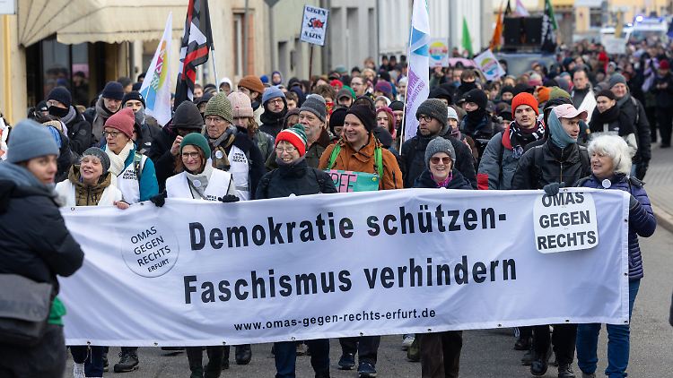 Auch die "Omas gegen Rechts" protestieren in Apolda.