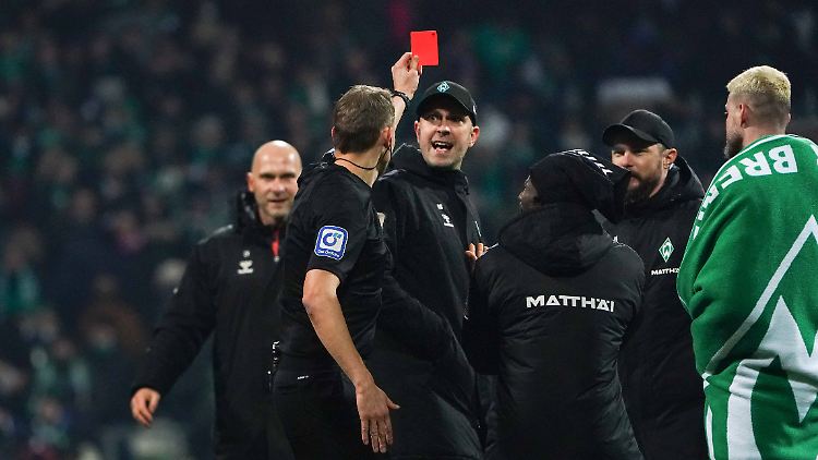 Ole Werner muss mindestens beim nächsten Spiel zusehen.