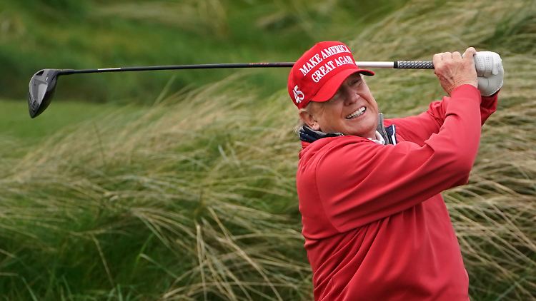 Trump bei einer seiner liebsten Freizeitbeschäftigungen: Golfen. 