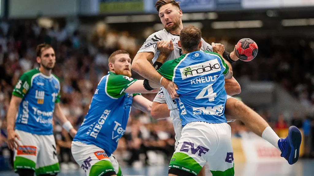 Kiels-Harald-Reinkind-oben-versucht-sich-gegen-Goeppingens-Tim-Kneule-r-durchzusetzen