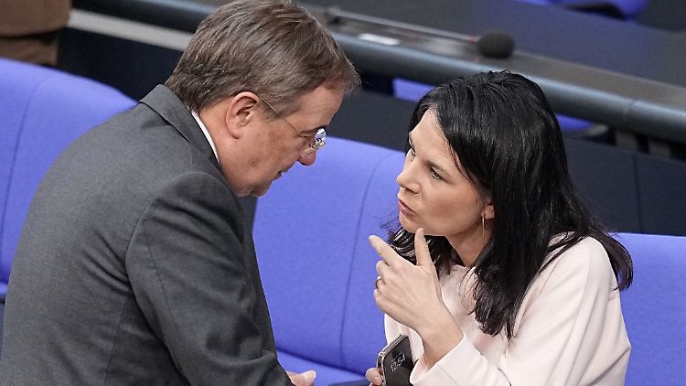 Armin Laschet und Annalena Baerbock am Freitag im Bundestag.