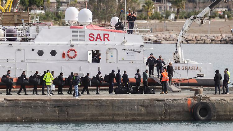 Ein Schiff holt die 40 Männer wieder in Albanien ab.