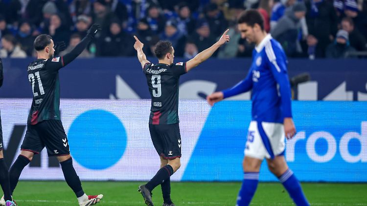 Martijn Kaars jubelt, der FC Schalke ist frustriert.