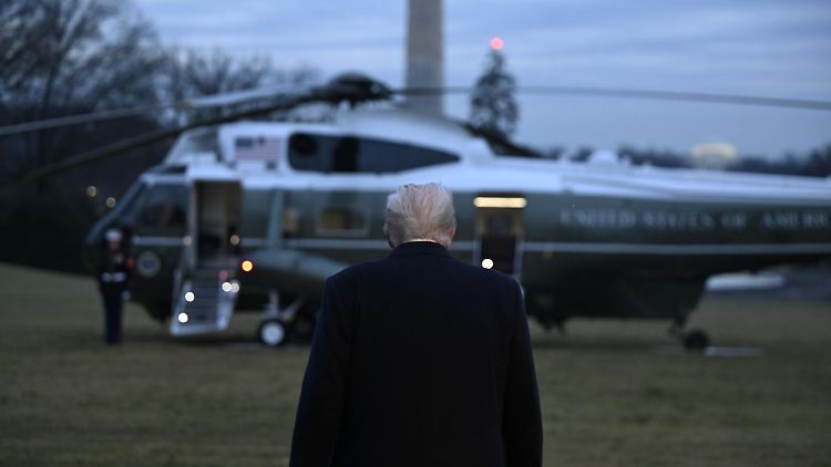 Trump beim Abflug zu seinem Anwesen in Mar-o-Lago, wo er die Verordnung unterzeichnete.