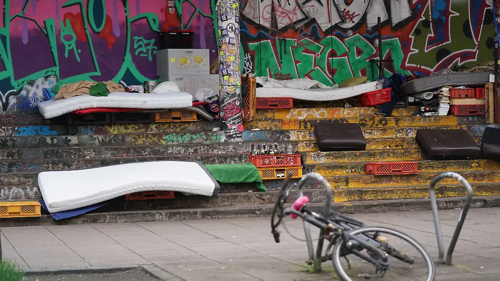 Matratzen-liegen-auf-Stufen