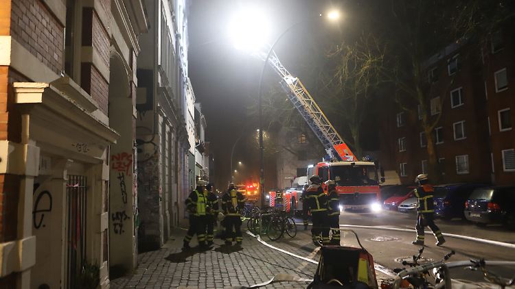 Mitten in der Nacht wird der Brand gemeldet. (Symbolbild)