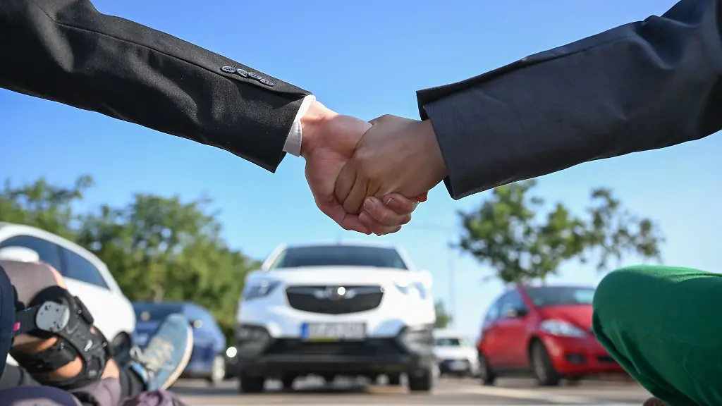 Mitglieder-der-Protestgruppe-Letzte-Generation-nehmen-an-einer-Sitzblockade-an-der-Autobahnabfahrt-am-Elbepark-teil