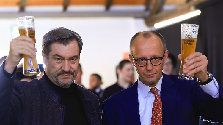CDU und CSU seien sich endlich wieder einig beim Thema Migration, freut sich Markus Söder (l.), hier mit CDU-Chef Friedrich Merz.