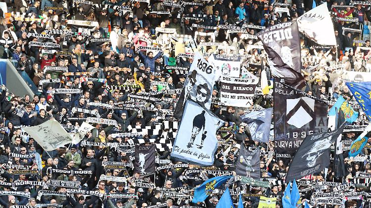 Ultras von Udinese Calcio haben nach dem Sieg ihres Teams einen Zug mit gegnerischen Fans überfallen.