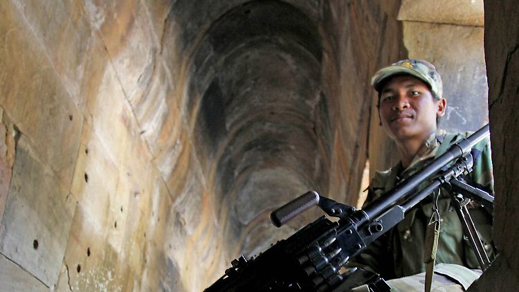 Bewaffnete in einem Heiligtum: Ein kambodschanischer Soldat bewacht den Preah Vihear Tempel.