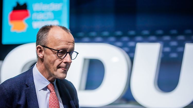 Friedrich Merz besichtigt die Halle des Parteitags in Berlin.