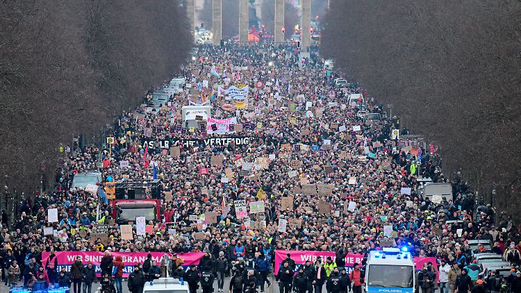 Die Polizei sprach von rund 160.000, der Veranstalter von 250.000 Menschen in der Hauptstadt.