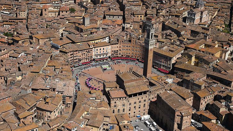 In der Stadt Siena 
mit ihren mehr als 50.000 Einwohnern sowie in mehreren anderen Ortschaften waren Erschütterungen zu spüren. 