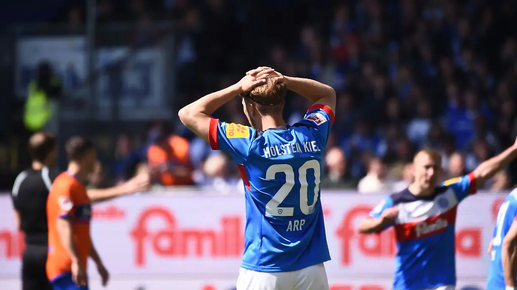 Fiete-Arp-fasst-sich-nach-einer-vergebenen-Chance-an-den-Kopf