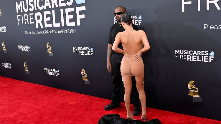 Unter ihrem Pelz trug Censori ein hauchdünnes, transparentes Kleid.