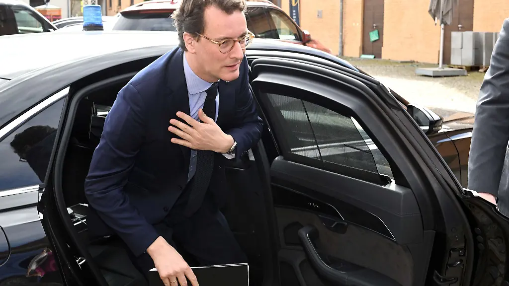Hendrik-Wuest-Ministerpraesident-von-Nordrhein-Westfahlen-steigt-aus-einem-Auto-aus